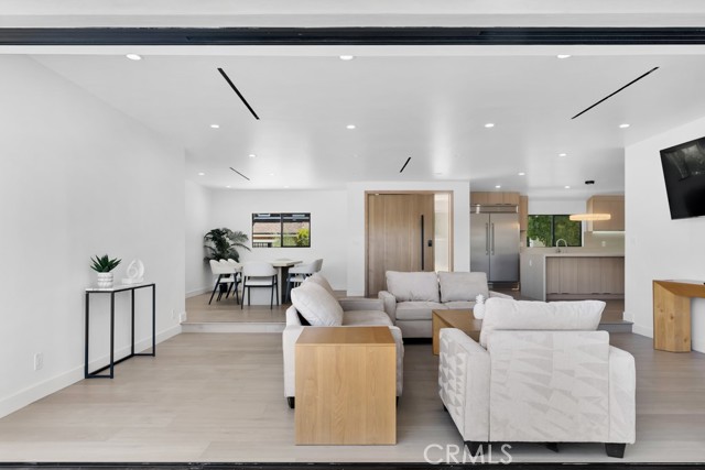 17072 Oak View Drive, Encino CA: https://media.crmls.org/medias/76470ee2-1da7-4ea3-b2a7-10d8e1016448.jpg