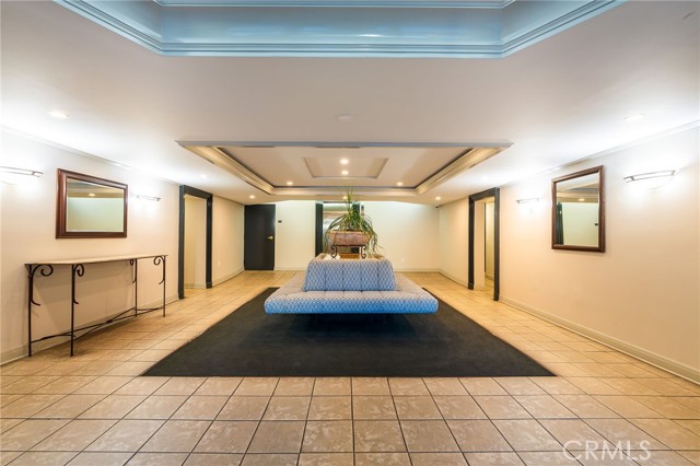 911 N Kings Road, West Hollywood CA: https://media.crmls.org/medias/76473bfc-86e4-474a-89ee-cef2b778ddd5.jpg