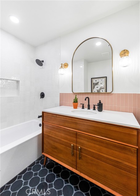 5309 E Appian Way, Long Beach CA: https://media.crmls.org/medias/764f5ecc-b115-482b-b5c8-1b87c06f374c.jpg