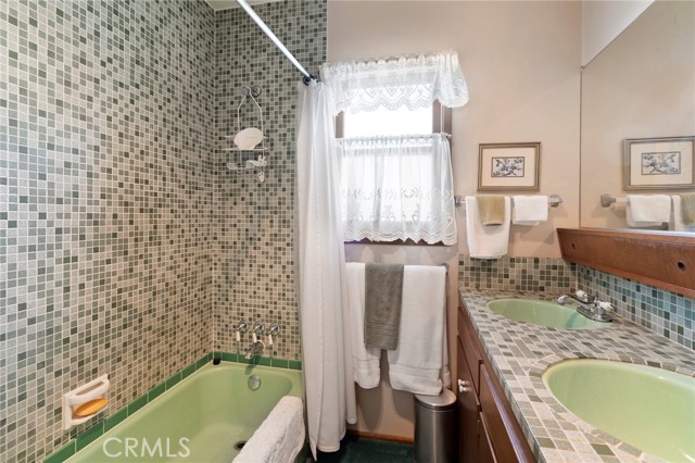 1300 Walnut Ave, Manhattan Beach, California 90266, 4 Bedrooms Bedrooms, ,2 BathroomsBathrooms,Residential,Sold,Walnut Ave,PV22057312