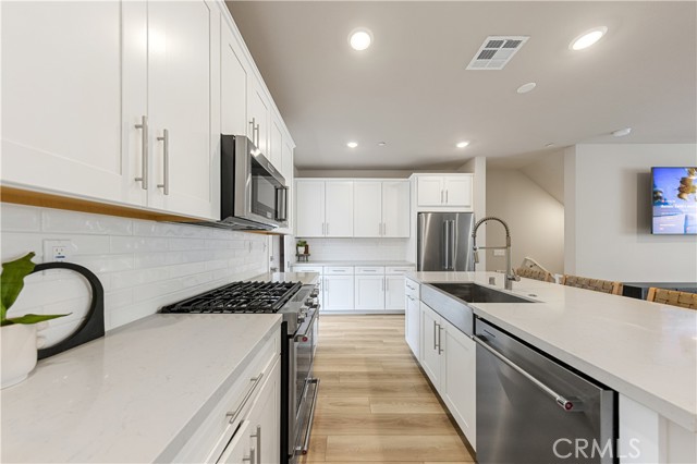 Detail Gallery Image 3 of 15 For 1484 Sunrise Ln., San Pedro,  CA 90732 - 4 Beds | 4 Baths