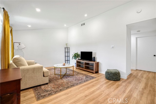 Detail Gallery Image 2 of 50 For 19118 Avenue of the Oaks #B,  Newhall,  CA 91321 - 2 Beds | 1 Baths