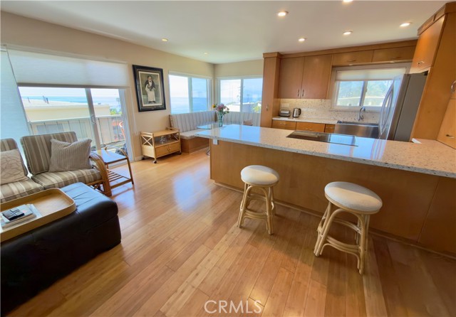 Detail Gallery Image 3 of 19 For 240 Moss #12,  Laguna Beach,  CA 92651 - 1 Beds | 1 Baths