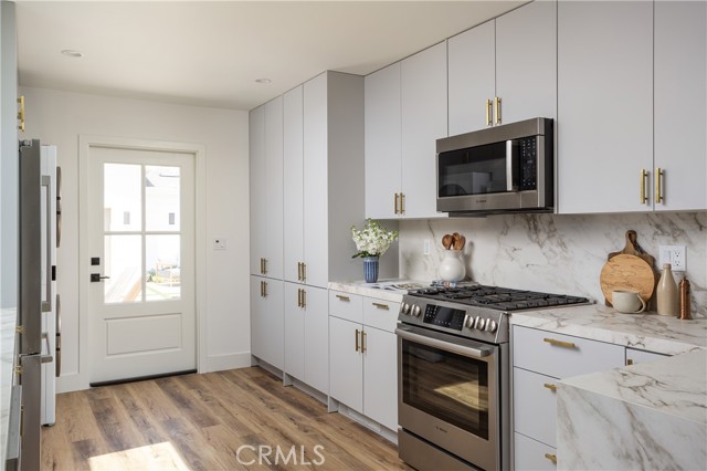 Detail Gallery Image 6 of 42 For 212 E 19th St, Costa Mesa,  CA 92627 - 5 Beds | 4 Baths