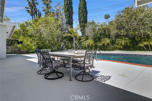 5115 Boda Pl, Woodland Hills CA: https://media.crmls.org/medias/765db7db-fded-4a3d-8544-54e2ac20fe75.jpg