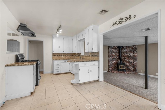Detail Gallery Image 7 of 45 For 404 W Robinson Ave, Fresno,  CA 93705 - 3 Beds | 2 Baths