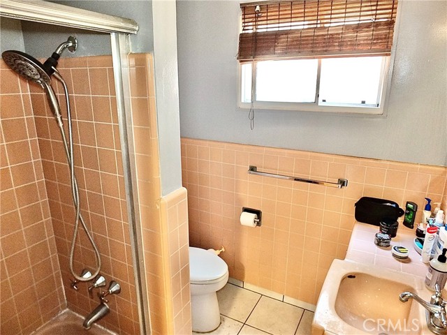 1724 E 1st Street, Long Beach CA: https://media.crmls.org/medias/76616c15-6ec5-4063-9681-9219b756f927.jpg