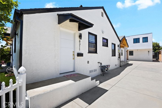 Detail Gallery Image 11 of 29 For 8313 Kittyhawk Ave, Los Angeles,  CA 90045 - 9 Beds | 9/2 Baths