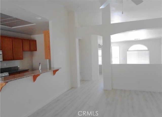 Detail Gallery Image 8 of 14 For 15930 Oak Ct, Victorville,  CA 92395 - 4 Beds | 3 Baths