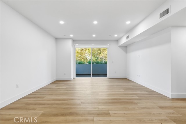 Detail Gallery Image 2 of 10 For 12078 Guerin St #101,  Studio City,  CA 91604 - 2 Beds | 2 Baths