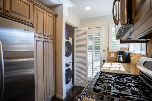 Detail Gallery Image 6 of 25 For 23930 Arroyo Park Dr #111,  Valencia,  CA 91355 - 2 Beds | 2 Baths