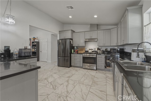 Detail Gallery Image 12 of 22 For 15688 Winnebago, Apple Valley,  CA 92307 - 4 Beds | 2/1 Baths