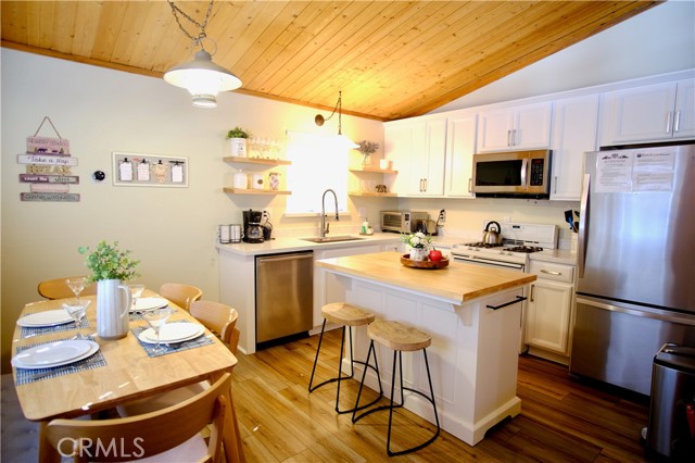 Detail Gallery Image 10 of 30 For 43354 Deer Canyon, Big Bear Lake,  CA 92315 - 3 Beds | 2/1 Baths