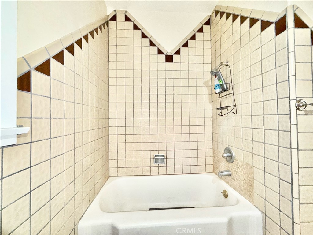 https://media.crmls.org/medias/76787302-bd88-46a3-bb47-ac10acb1671a.jpg?preset=X-Large