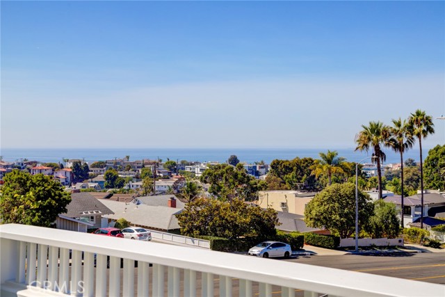 2704 El Oeste Drive, Hermosa Beach, California 90254, 4 Bedrooms Bedrooms, ,3 BathroomsBathrooms,Residential,Sold,El Oeste,SB21211633