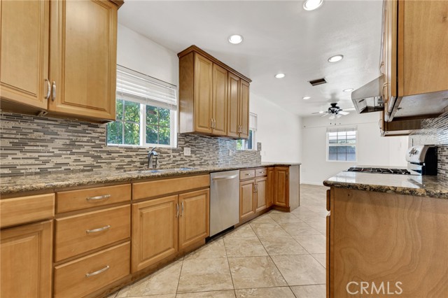 Detail Gallery Image 3 of 24 For 20430 Lanark, Winnetka,  CA 91306 - 3 Beds | 2 Baths