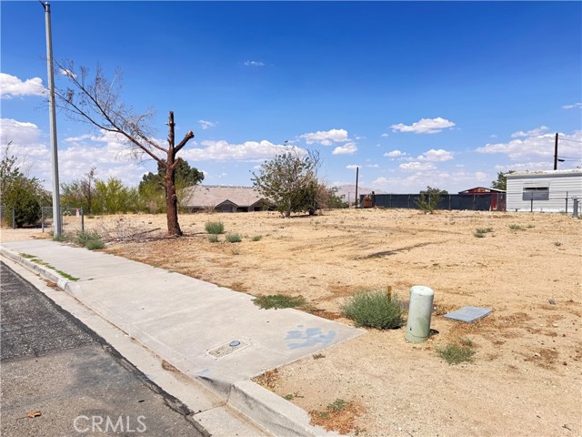 16740 Pebble Beach Drive, Victorville CA: https://media.crmls.org/medias/767cb7ce-9e14-4f12-8457-5c5a30e2adae.jpg