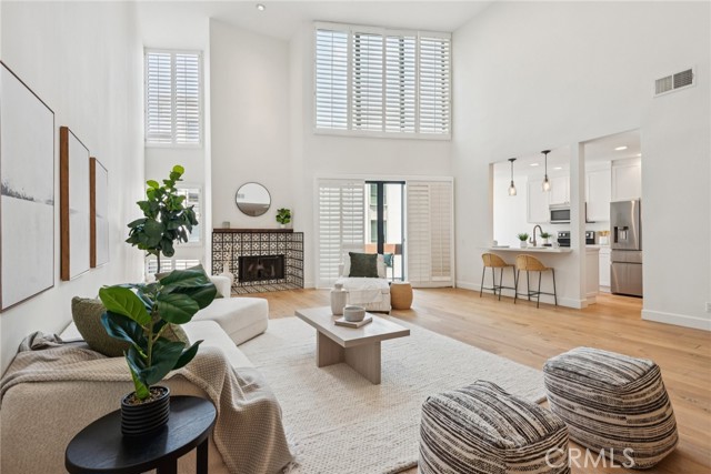 Detail Gallery Image 1 of 25 For 750 S Bundy Dr #304,  Los Angeles,  CA 90049 - 2 Beds | 2/1 Baths