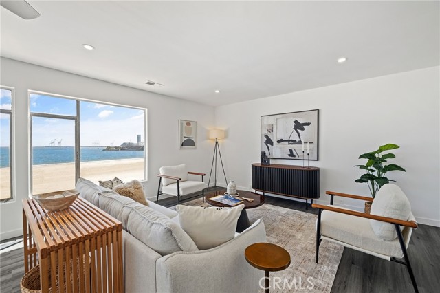 21 7th Place, Long Beach CA: https://media.crmls.org/medias/76843116-4851-46c5-b046-e682a5de47e6.jpg