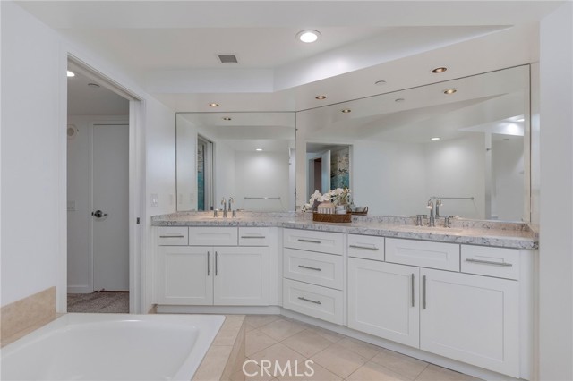 Detail Gallery Image 16 of 27 For 13650 Marina Pointe Dr #506,  Marina Del Rey,  CA 90292 - 2 Beds | 2 Baths