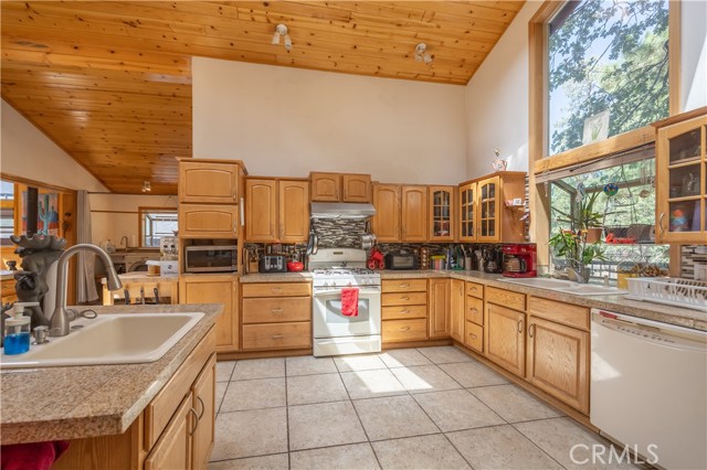 793 Knight Avenue, Big Bear Lake CA: https://media.crmls.org/medias/768ed3d8-c435-48d5-b630-5f04dc920a70.jpg