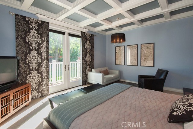 Detail Gallery Image 15 of 27 For 7120 Pacific View Dr, Los Angeles,  CA 90068 - 5 Beds | 4 Baths
