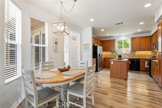 Detail Gallery Image 6 of 38 For 27563 Weeping Willow Dr, Valencia,  CA 91354 - 4 Beds | 2/1 Baths