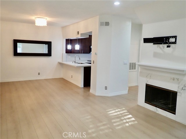 Detail Gallery Image 3 of 18 For 5423 Spanish Oak Ln a,  Oak Park,  CA 91377 - 2 Beds | 2/1 Baths