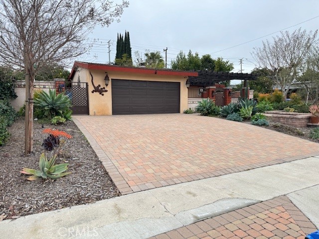 880 Dennis Avenue photo 4