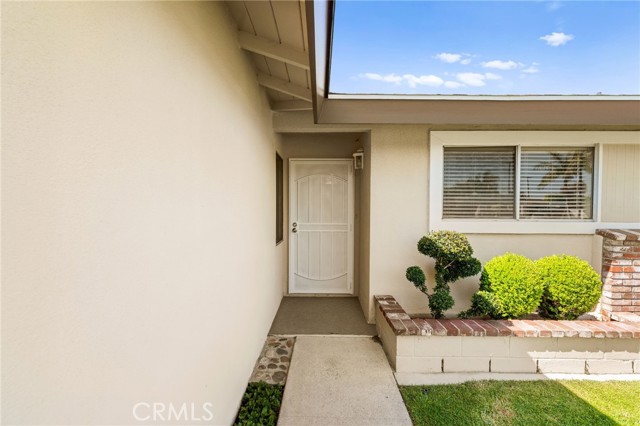 6051 Santa Barbara Avenue, Garden Grove CA: https://media.crmls.org/medias/769532eb-5129-4b5f-a3c7-767065ba7c41.jpg