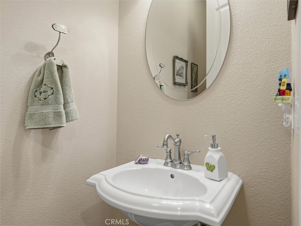 https://media.crmls.org/medias/76956c32-3abc-43e5-b272-90e6bac58bf1.jpg?preset=X-Large