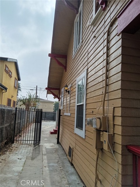 Detail Gallery Image 3 of 10 For 860 W 43rd Pl, Los Angeles,  CA 90037 - 3 Beds | 1 Baths