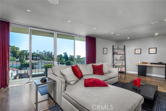 Detail Gallery Image 4 of 29 For 2260 N Cahuenga Boulevard #502,  Los Angeles,  CA 90068 - 2 Beds | 2 Baths