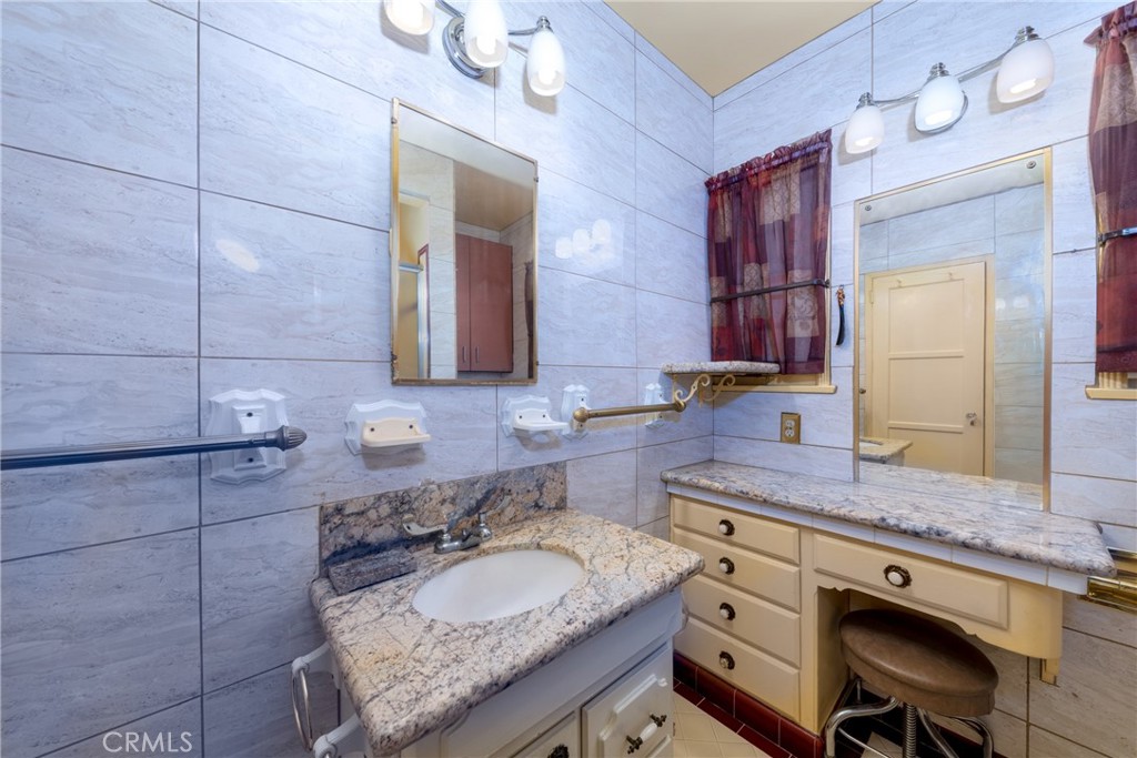 https://media.crmls.org/medias/769c4043-2e0d-4cff-b09d-8a4d59804b68.jpg?preset=X-Large