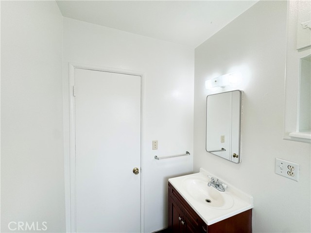 Detail Gallery Image 12 of 15 For 2010 Manhattan Beach Bld #B,  Redondo Beach,  CA 90278 - 2 Beds | 2 Baths