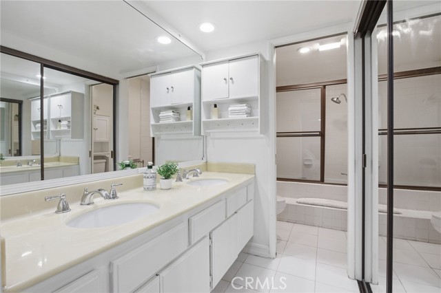 Detail Gallery Image 3 of 33 For 222 N Rose #8,  Burbank,  CA 91505 - 2 Beds | 2 Baths