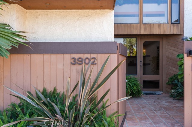 Detail Gallery Image 4 of 53 For 3902 Legend Cir, Huntington Beach,  CA 92649 - 6 Beds | 2/1 Baths