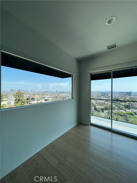 Detail Gallery Image 9 of 10 For 2069 N Gramercy Pl, Hollywood Hills,  CA 90068 - 5 Beds | 6 Baths