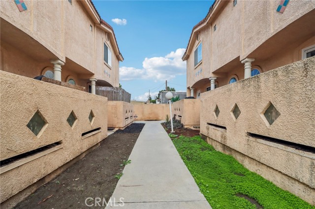 Detail Gallery Image 4 of 39 For 15928 Hunsaker #7,  Paramount,  CA 90723 - 3 Beds | 3 Baths