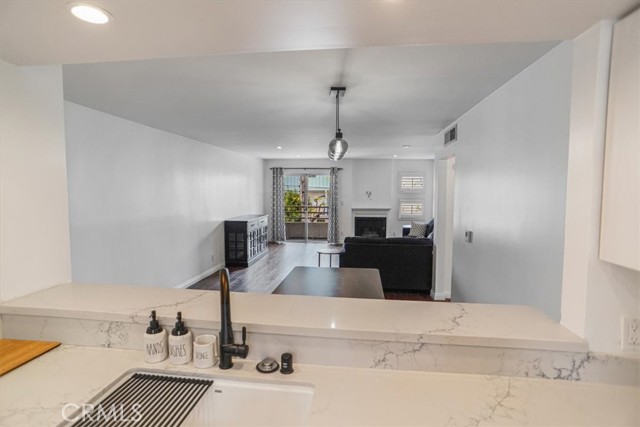 Detail Gallery Image 8 of 14 For 11230 Peach Grove St #206,  North Hollywood,  CA 91601 - 2 Beds | 2 Baths