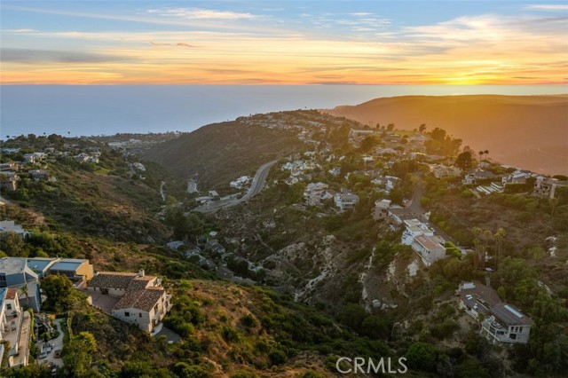 2516 Temple Hills Drive, Laguna Beach CA: https://media.crmls.org/medias/76aa86e4-5241-4729-a599-915ea923de54.jpg