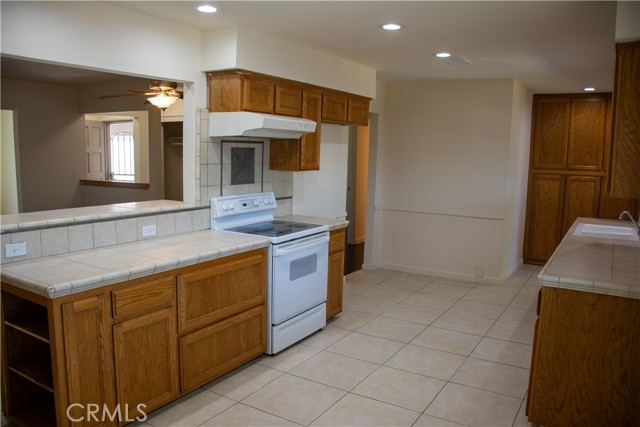 Detail Gallery Image 4 of 24 For 1913 N Waukena Way, Hanford,  CA 93230 - 3 Beds | 2 Baths