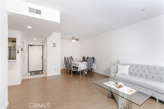 Detail Gallery Image 3 of 22 For 450 W Dryden St #104,  Glendale,  CA 91202 - 2 Beds | 2 Baths