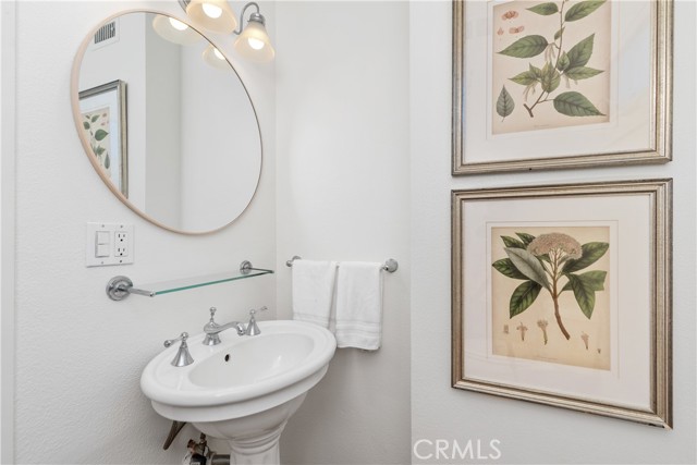 Detail Gallery Image 19 of 27 For 16 12th Pl, Long Beach,  CA 90802 - 2 Beds | 2/1 Baths