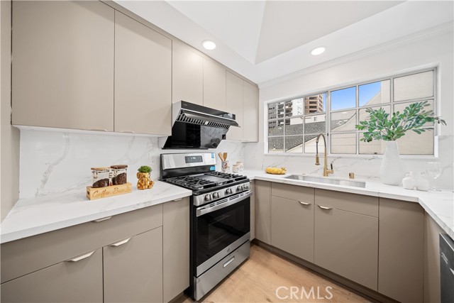 Detail Gallery Image 24 of 53 For 10475 Ashton Avenue Ave #301,  Los Angeles,  CA 90024 - 2 Beds | 3 Baths