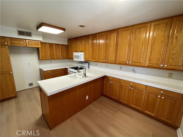 Detail Gallery Image 6 of 21 For 15794 Midwood Dr #6,  Granada Hills,  CA 91344 - 3 Beds | 3 Baths