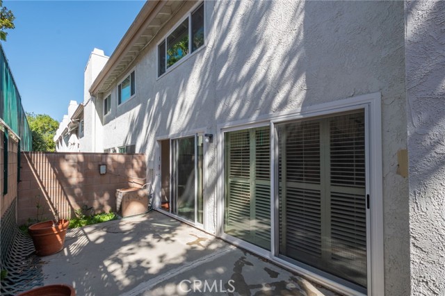 Detail Gallery Image 22 of 26 For 18319 Collins, Tarzana,  CA 91356 - 2 Beds | 3 Baths