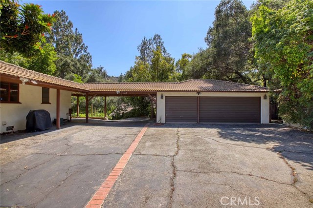 1075 Pine Oak Lane, Pasadena CA: https://media.crmls.org/medias/76b69cdc-5eda-4f9c-8b15-69fdec55701a.jpg
