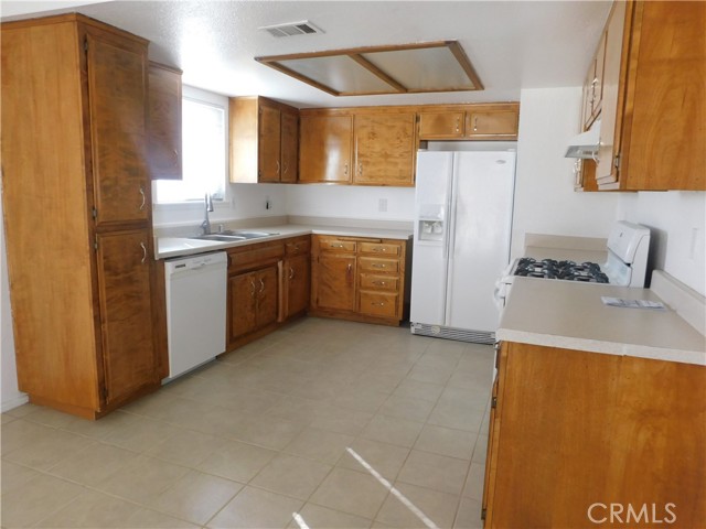 Detail Gallery Image 5 of 17 For 9236 Bay, California City,  CA 93505 - 3 Beds | 2 Baths