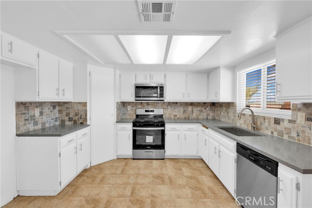 Detail Gallery Image 11 of 36 For 13493 Mesquite Rd, Apple Valley,  CA 92308 - 3 Beds | 2 Baths